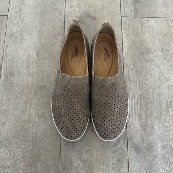 New Easy Street Women's Fresh Slip-On Sneaker Natural size 9 - Picture 14 of 16